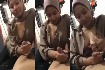 Ukhti Hijab Cantik Pasrah Goyang Kasur Crot