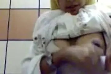 Ukhti Hijab Kuning Cantik Live Bersantai Kasur